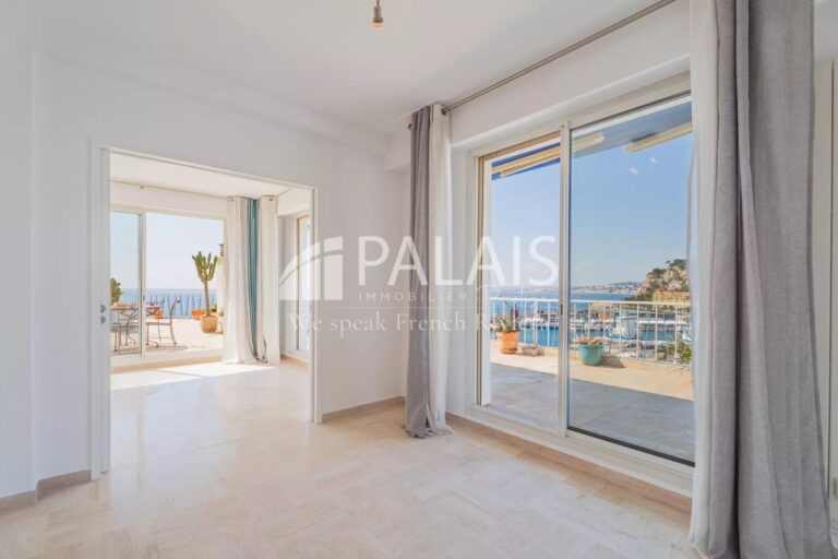 SEAFRONT: Top floor – 150 m² terrace
