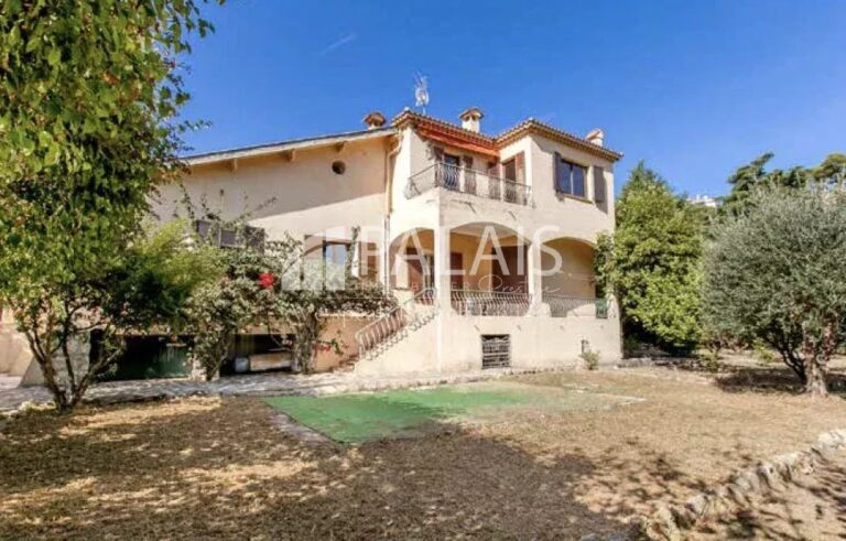 VILLEFRANCHE-SUR-MER / 159 SQM PROVENCAL VILLA, LAND TO BE RENOVATED, OFFERING GREAT POTENTIAL PRICE: €1,890,000