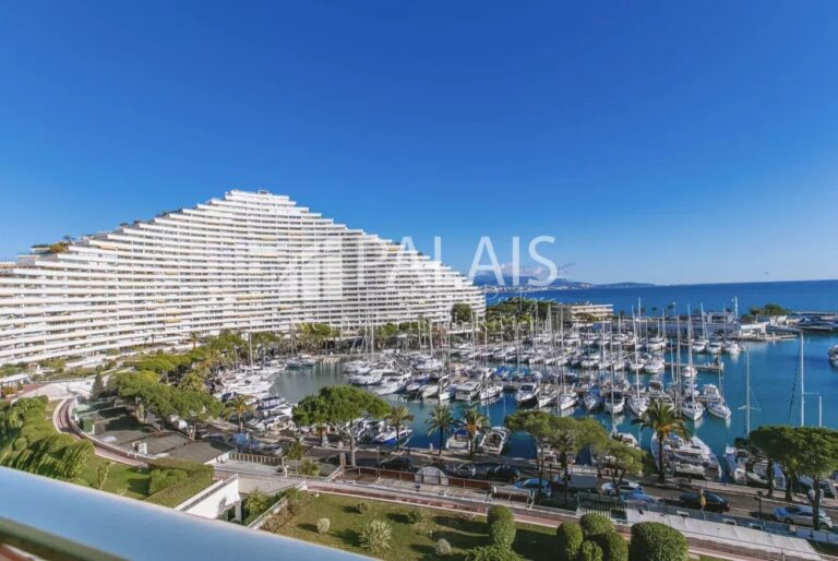 VILLENEUVE LOUBET / Marina Baie des Anges, sublime appartement 3 pièces rénové et climatisé avec terrasse,  vue mer, cave , garage en sus.