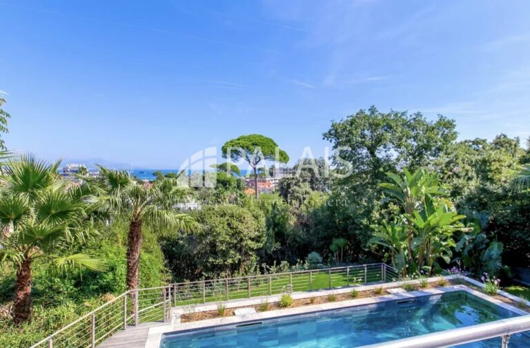 ANTIBES / CAP – SPLENDID RENOVATED CONTEMPORARY VILLA 320 SQM LOCATED IN A PRIVATE ESTATE PRICE: €3,990,000
